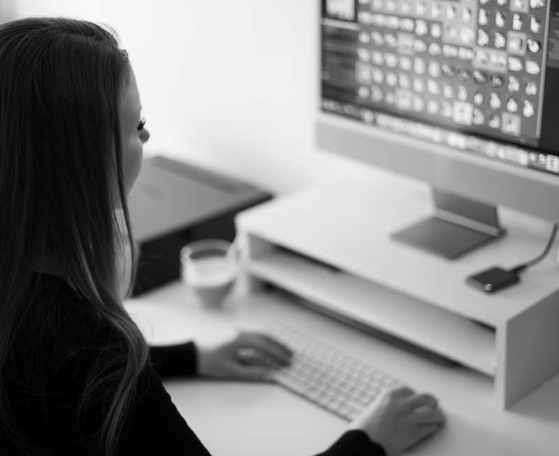 Hochzeitsfotografin am PC