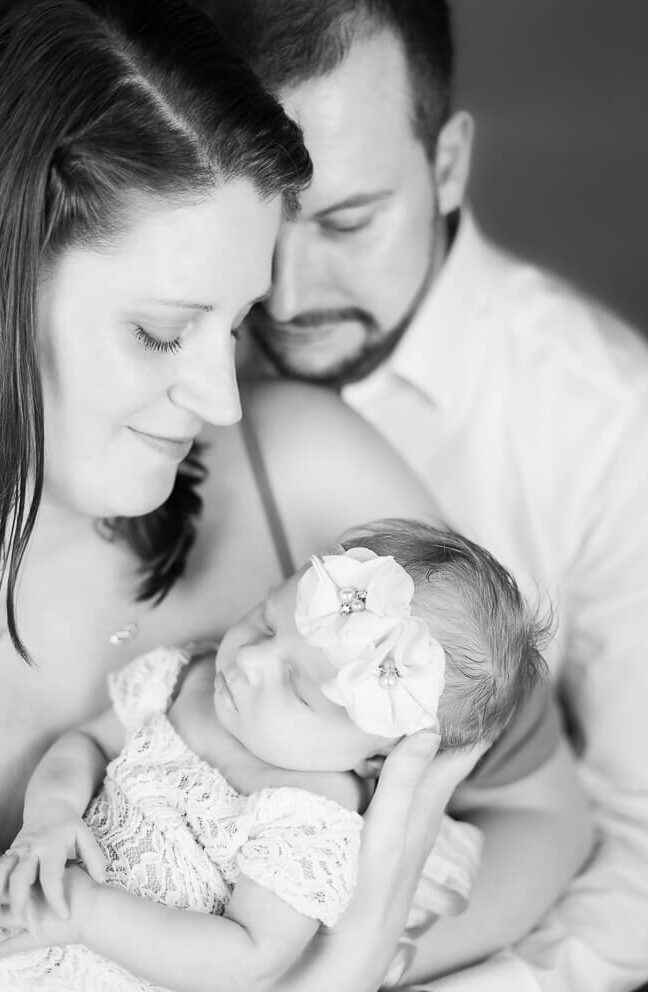 Paar aus Wolfsburg und ihr Baby beim Newbornshooting bei einer Fotografin.