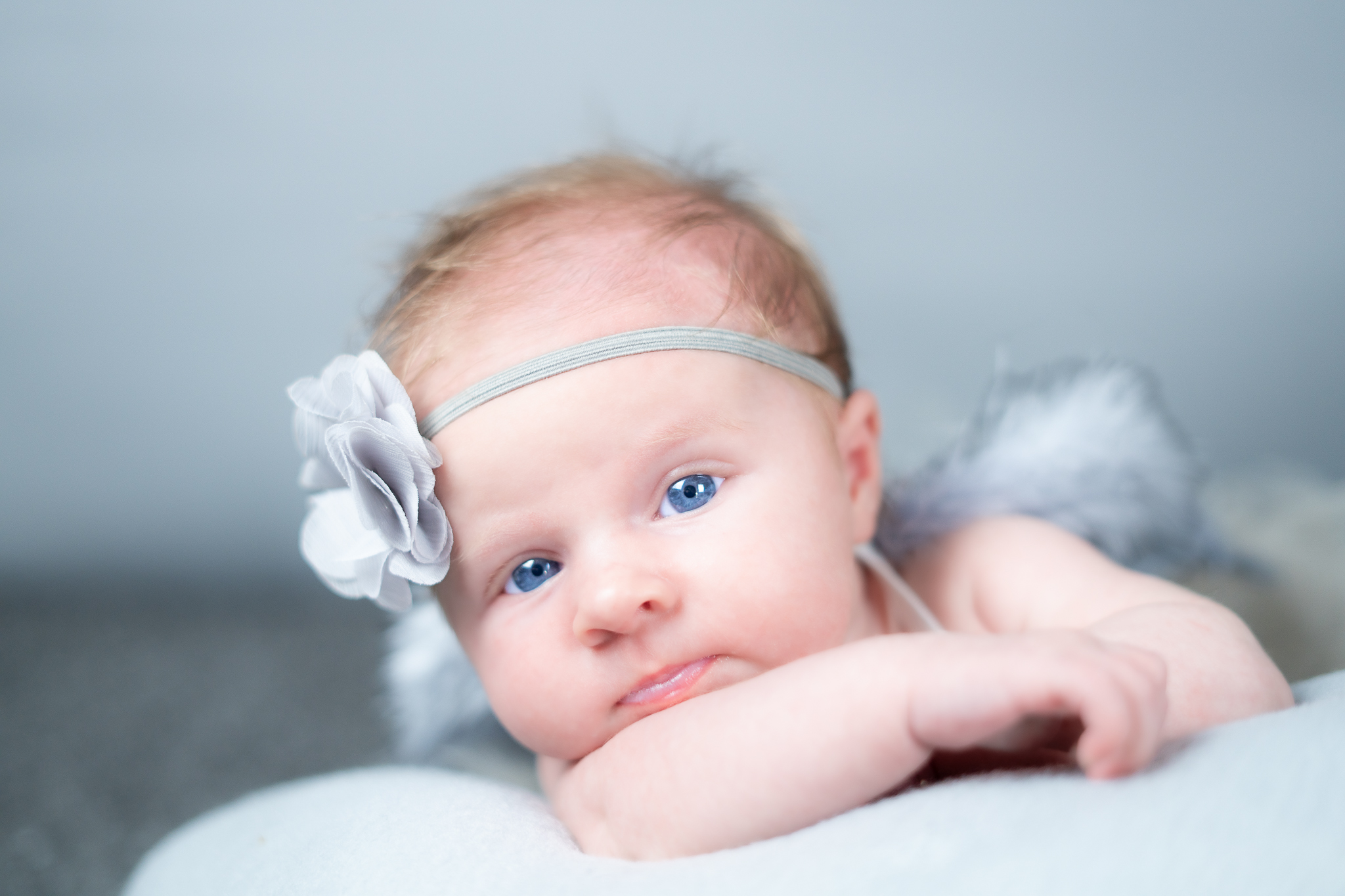 Neugeborenes Baby mit Blumenhaarband