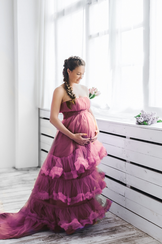Frau mit Babybauch im Babybauchkleid bei einem Babybauch-Shooting in Wolfsburg