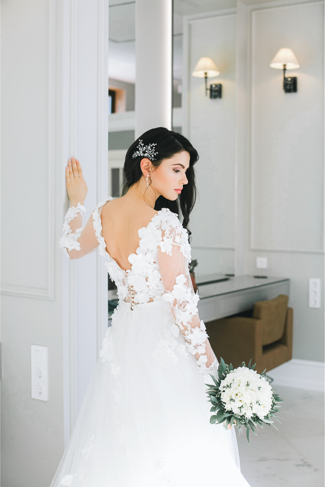 Braut im Brautkleid A-Linie mit Spitze und langen Ärmeln