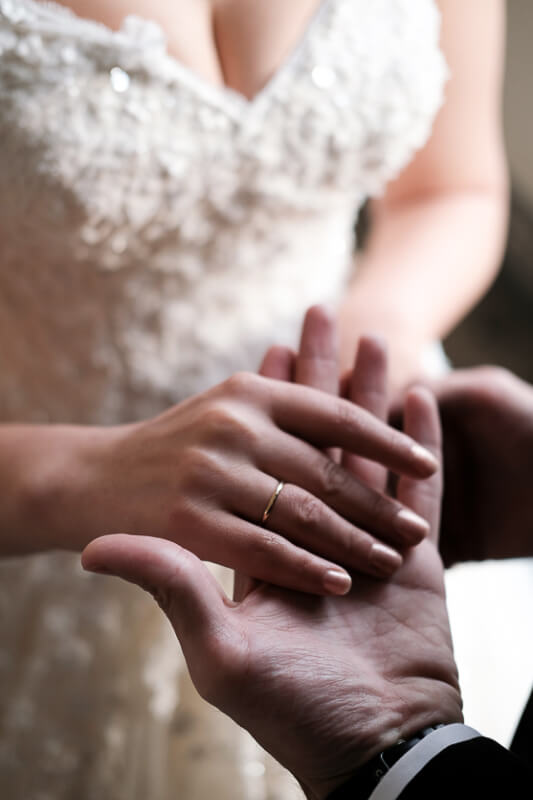 Hochzeitsfotografie in Hildesheim Nahaufnahme Ehering nach der Trauung
