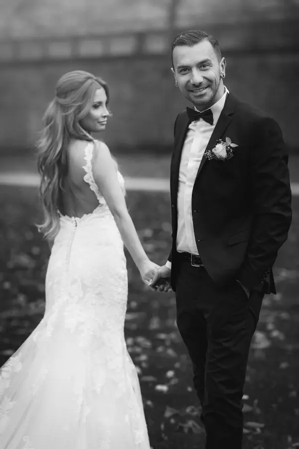 Zeitloses Brautpaar-Shooting in Braunschweig: Natürliche Hochzeitsfotos im Grünen (z. B. Bürgerpark oder Riddagshausen).